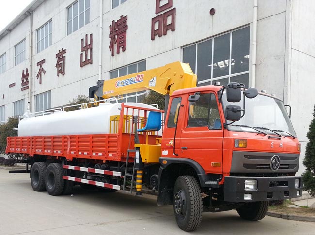 東風后雙橋隨車吊帶灑水車