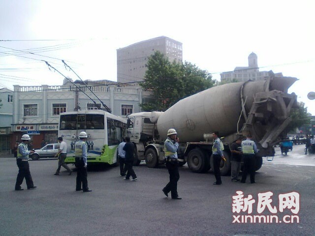 一輛19路電車在新閘路成都北路路口被一輛水泥攪拌車攔腰撞擊，車毀嚴重。通訊員 殷佳維 攝