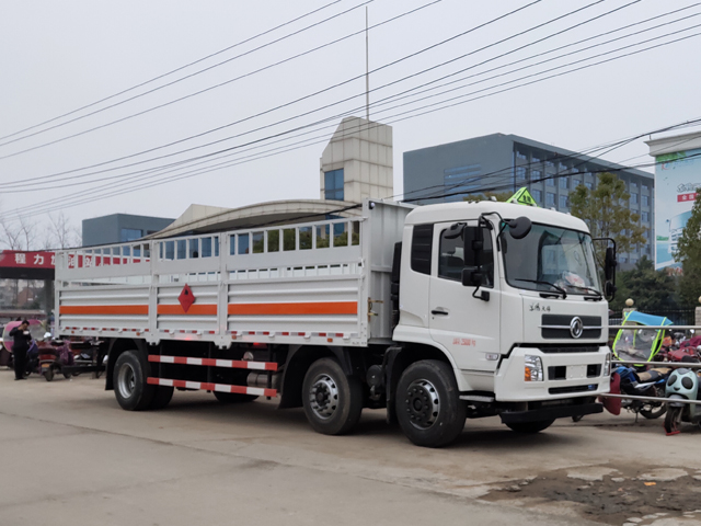 8.6米東風天錦小三軸氣瓶運輸車圖片2