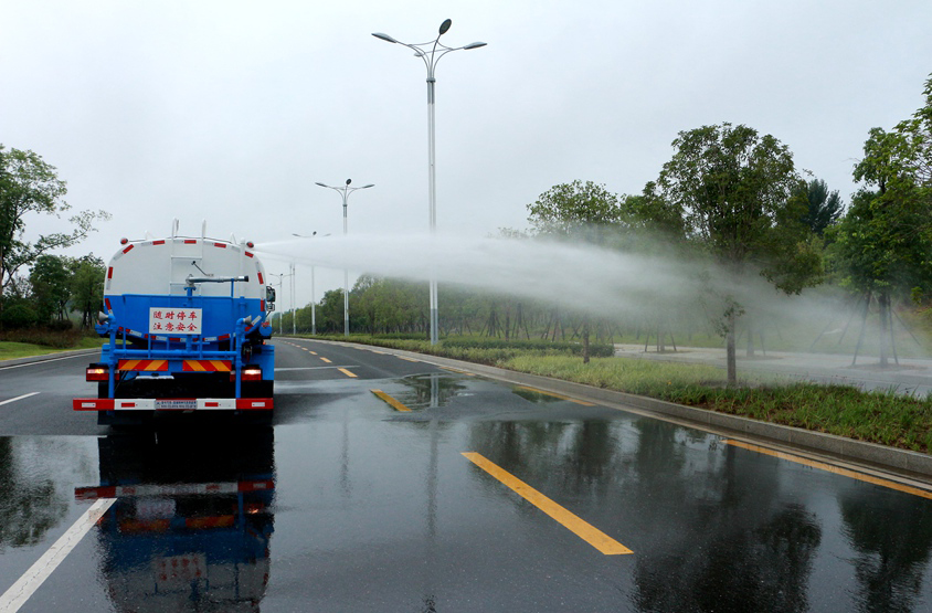 現車熱銷5-6噸灑水車頂噴功能演示